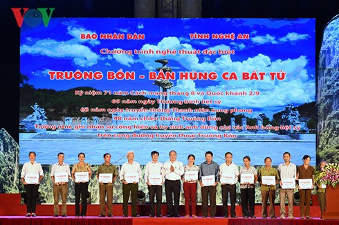 Premierminister zu Gast beim Kunstprogramm “Truong Bon- das ewige Epos“ - ảnh 1